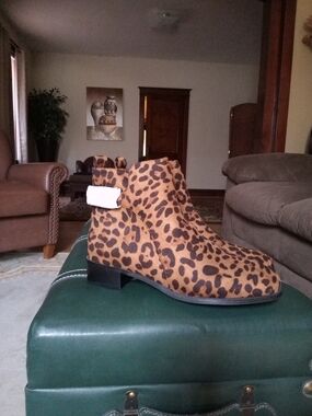 LEOPARD-PRINT ANKLE BOOTIES - BROWN/BLACK-(NWOT)